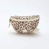 Riñonera con estampado animal print de leopardo en tonos marrón y beige. Tiene correa ajustable de algodón color crudo y cierre superior con cremallera.