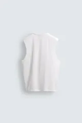 Musculosa gris de corte holgado con cuello redondo y sisa ancha.