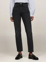 Pantalón de jean negro de corte ajustado, tiro alto y largo tobillero.