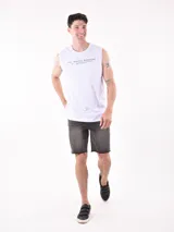 Musculosa blanca con estampado frontal con texto en negro.