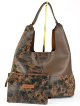 Cartera tipo hobo de cuero genuino con diseño bicolor que combina paneles de cuero liso marrón con paneles de cuero texturizado con efecto desgastado en tonos negro y marrón. Incluye un sobre extraíble a juego con cierre y etiqueta de la marca.