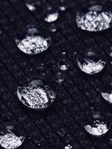 Buzo de cuello alto con cierre frontal de un cuarto, confeccionado en tejido polar elástico con tecnología UA Storm que repele el agua. Presenta un diseño de color azul marino con textura suave en el interior y detalles acanalados en puños y bajo.