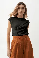 Remera negra sin mangas, con frunce drapeado en la parte delantera.