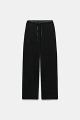 Pantalón de punto de tiro alto con bolsillos delanteros y bolsillos de plastrón en la parte trasera. Presenta una cintura doble ajustable con cordón en tejido a contraste.