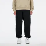 Pantalón cargo negro de corte holgado, con cintura elástica, bolsillos laterales tipo cargo y puños elásticos en los tobillos.