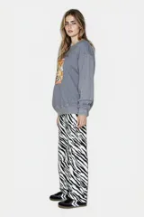 Buzo gris con cuello redondo y mangas largas. Estampado frontal con la palabra "Arizona" y un diseño del desierto con cactus, señal de la Ruta 66 y un correcaminos.