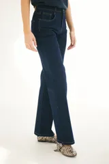 Pantalón de jean azul oscuro de corte recto.