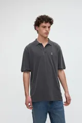 Remera polo manga corta color blanco, confeccionada en tela piqué de algodón lavado con textura extra suave. Cuenta con media cartera de botones, cuello y puños acanalados con diseño de líneas a contratono, y bordado sutil de la marca en el pecho. Calce clásico.
