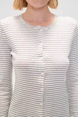 Cardigan de algodón color gris melange, con cuello redondo, cierre frontal con botones y mangas largas.