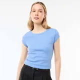 Remera de punto de canalé color celeste, de manga corta y corte ajustado.