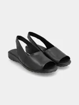 Sandalia de cuero color negro, de diseño boca de pescado con tira ajustable en el talón y suela flexible con sutil plataforma.