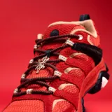 Zapatillas de senderismo Merrell Moab 3, color rojo con detalles en marrón y suela Vibram.