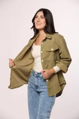 Camisa de pana fina color beige, con cuello clásico, cierre frontal de botones y dos bolsillos con solapa en el pecho.