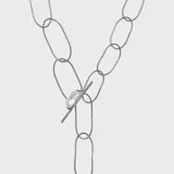 Collar plateado con cadena de eslabones ovalados irregulares y cierre tipo corbatero con perla barroca.