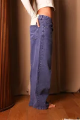 Pantalón de jean color lila, de corte amplio y tiro alto.
