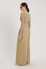 Pantalón de vestir color beige, de tiro alto y corte palazzo.