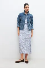 Falda midi celeste con estampado floral en tonos rosa y verde.