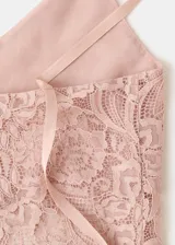 Top rosado de encaje, con escote en V, tirantes finos y diseño recto con detalle de volante en el bajo.