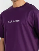 Remera de corte relaxed confeccionada en algodón, con cuello redondo, mangas cortas y logo de la marca estampado en el centro del pecho.