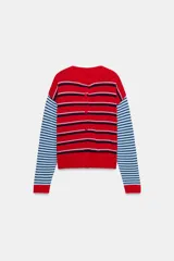 Chaqueta de punto con cuello redondo y mangas largas, con diseño de rayas horizontales en colores rojo, celeste y azul marino, y cierre frontal con botones.