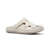 Zueco casual color rosa pálido, con capellada de cuero sintético calado y tira con velcro ajustable.