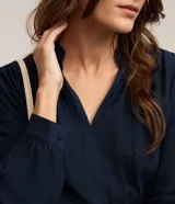 Vestido corto azul marino de viscosa, con escote en V, mangas largas con puños elásticos, cintura ajustada con lazo y superficie lisa.