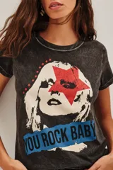 Remera de corte holgado confeccionada en algodón con efecto de lavado stonewash. Presenta una estampa frontal con diseño gráfico, detalles en glitter y costuras con hilo de lurex.