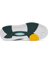 Championes de estilo urbano inspirados en el baloncesto, con diseño dinámico en color blanco con detalles en verde oscuro y toques de celeste y naranja. Confeccionados con parte superior de piel de primera calidad, talón textil acolchado y mediasuela con tecnología EVA para mayor amortiguación.