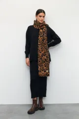 Falda larga color beige de punto con costuras horizontales en perpendicular.