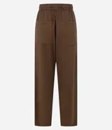 Pantalón recto cropped de cintura alta, color marrón, confeccionado en sarga ligera, con cintura elástica con lazo, bolsillos delanteros y traseros.