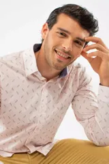 Camisa de manga larga Brooksfield con corte slim, color azul marino y estampado de pequeñas hojas y puntos. Presenta cierre frontal con botones y logo bordado en el pecho.