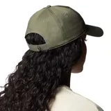 Gorra estilo dad hat de la marca Columbia, color verde militar, confeccionada en algodón. Cuenta con diseño de visera curva, ojales de ventilación bordados y el logo de la marca bordado en contraste en el panel frontal.