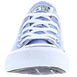 Championes Converse modelo Classic OX, de corte bajo, confeccionados en lona color lila con puntera y suela de goma blanca.
