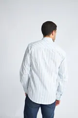 Camisa de manga larga con cuello clásico y cierre frontal abotonado. Presenta un estampado de cuadros en tonos azul marino y rojo. Confeccionada en algodón, cuenta con un corte slim fit y logo bordado en el pecho.