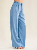 Pantalón de vestir tiro alto y pierna recta, confeccionado en suave tela chambray celeste, con diseño plisado en la cintura y bolsillos laterales.