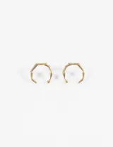 Par de aros dorados con forma de herradura irregular.