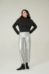 Pantalón plateado de eco cuero, corte ancho y tiro alto.