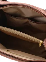 Cartera de cuero gamuza en color marrón chocolate, con líneas sobrias y atemporales, asas largas en contraste y logo metálico frontal. Cuenta con abertura central con cierre, división interna y bolsillos con cierre.