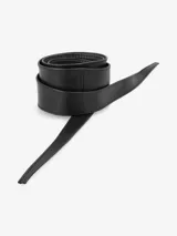 Cinturón tipo lazo de cuero negro, con diseño ancho y extremos alargados para anudar a la cintura.