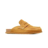 Zueco casual de cuero gamuzado color beige, con diseño tipo mocasín, costuras visibles y suela plana marrón.