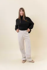 Jean wide leg de tiro alto con costura frontal decorativa, bolsillos delanteros con remaches y bolsillos traseros amplios. Presenta un interior afelpado para mayor abrigo.