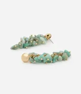 Aros colgantes con base metálica dorada y gravas de color verde.