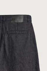 Pantalón chino para hombre confeccionado en denim ligero de mezcla de algodón y lino, sin lavados. Presenta un corte relajado con tiro medio, bolsillos frontales, bolsillos traseros y cierre frontal con cremallera y botón.