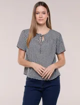 Blusa de manga corta con micro-estampado geométrico en blanco y negro, escote redondo con abertura tipo gota y lazo fino para atar.