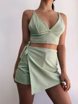 Short pollera blanco con lazo lateral.