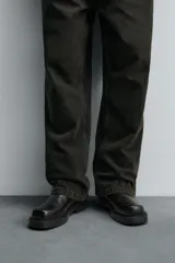 Bota de caña media fabricada en piel, con horma cuadrada y suela de goma a tono con volumen.