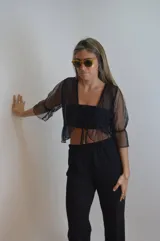 Blusa negra de microtul con mangas cortas acampanadas.