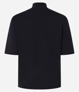 Remera negra de algodón, corte amplio, cuello alto en punto roma y mangas cortas.