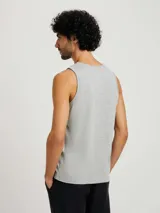 Musculosa blanca de corte recto y cuello redondo.