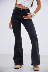 Pantalón de jean estilo oxford en color negro, con tiro medio-alto y costuras verticales frontales que estilizan la silueta.